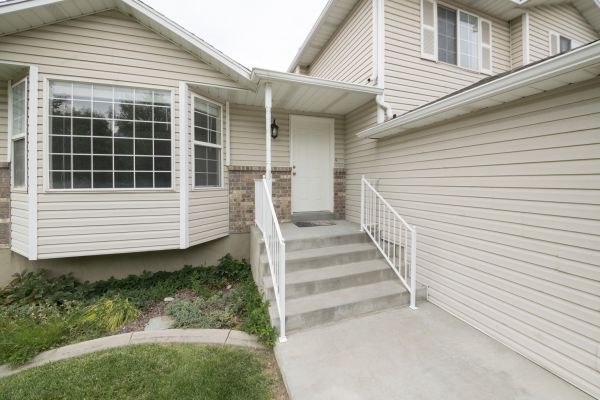 Cost of White Vinyl Siding Replacement in Eau Claire